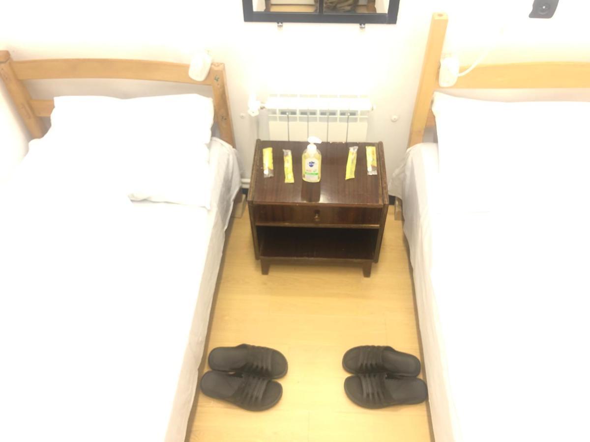 4 Friends Hostelエレバン エクステリア 写真